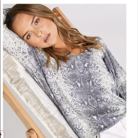 WILDFOX Python Stripe Daphne V-Neck long sleeve top - Picture 4 of 13